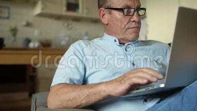 坐在厨房里用笔记本电脑工作的老人。 <strong>网上</strong>银行，填写纳税申报表，<strong>网上</strong>购物